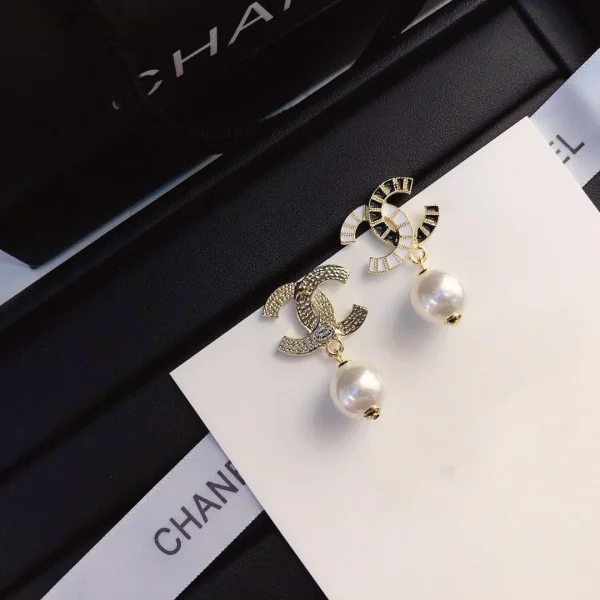 Ladies High-End Pearl Earrings